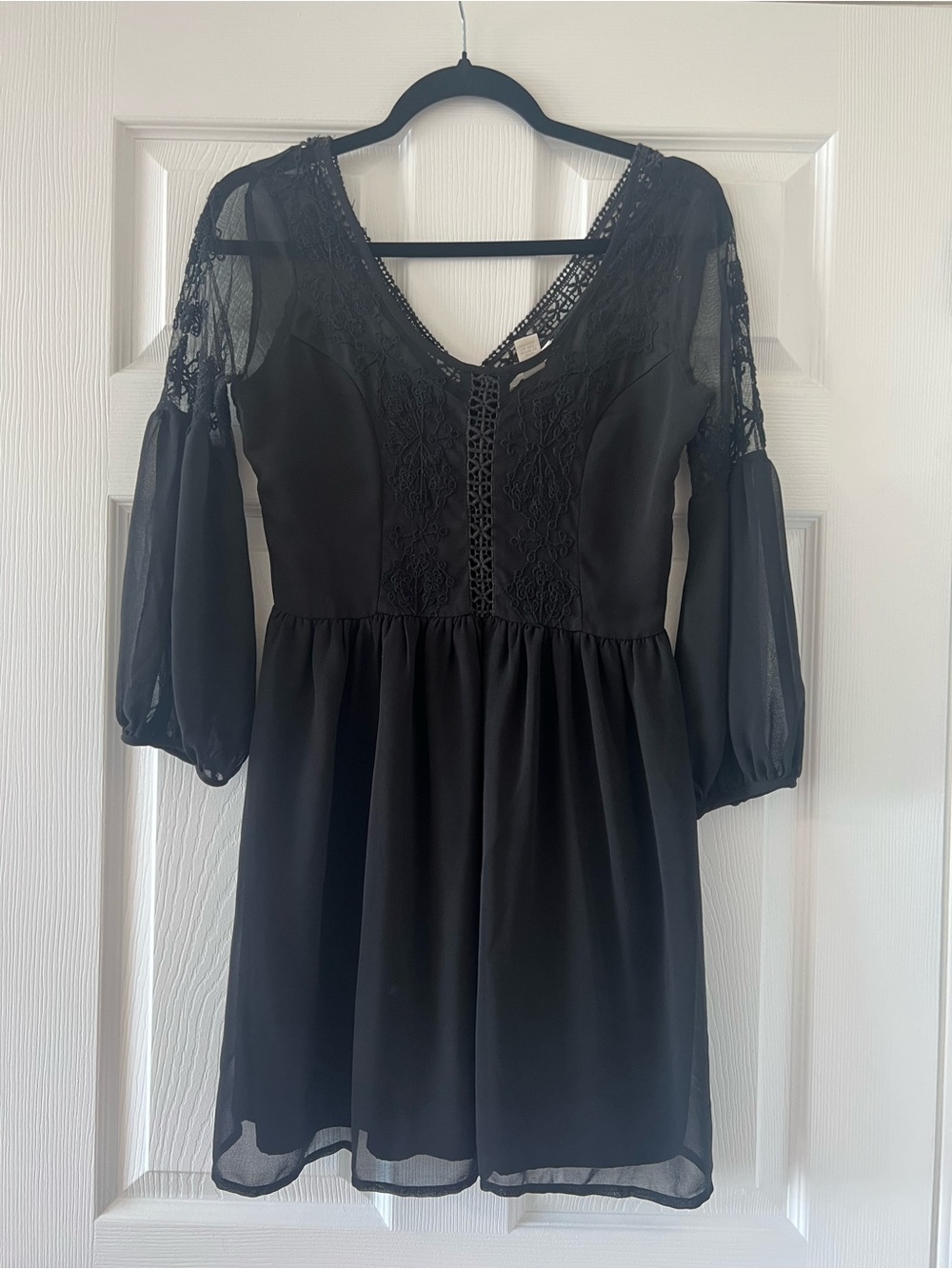 Forever 21 Black Lace-Detail V-Neck Long Sleeve Dress